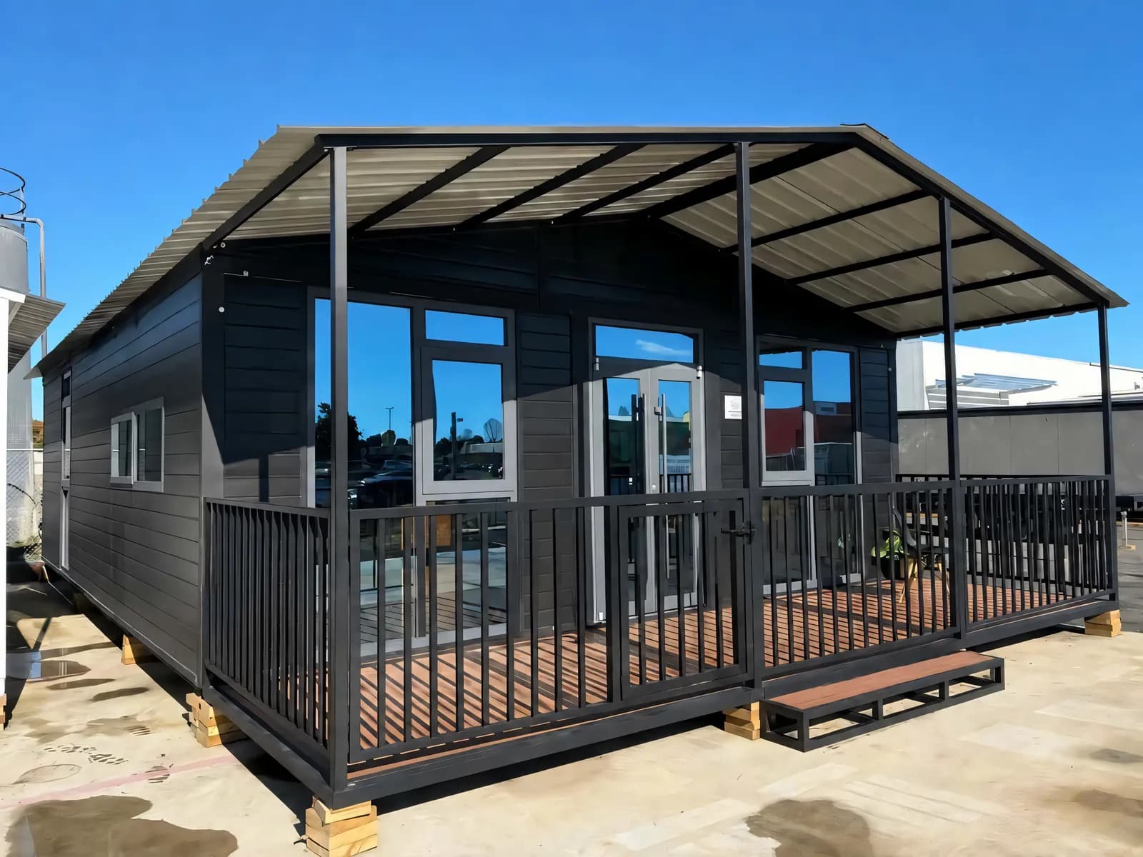 Black Comfort 30 with a roof, a balustraded deck and an entry step